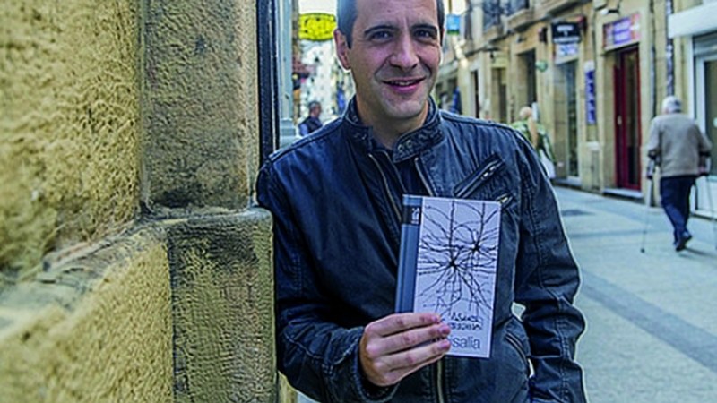 Asier Serrano (idazle eta musikaria): "Iradokitzailea da 'Abisalia', botereari buruz nire obsesioek hartu duten bidea"