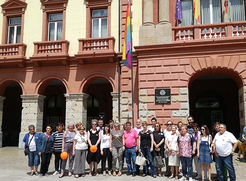 Askatasun eta aniztasun sexualaren aldeko bandera igo dute Untzagan