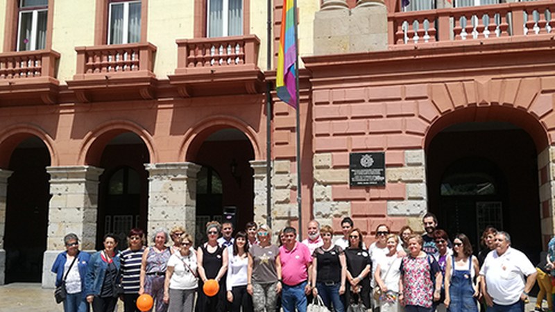 Askatasun eta aniztasun sexualaren aldeko bandera igo dute Untzagan