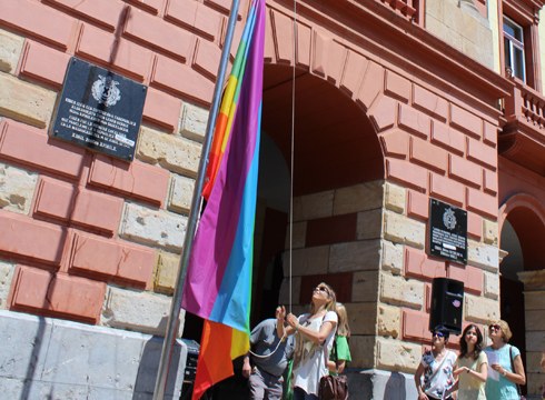 Askatasun eta Aniztasun Sexualaren aldeko bandera igo dute Untzagan