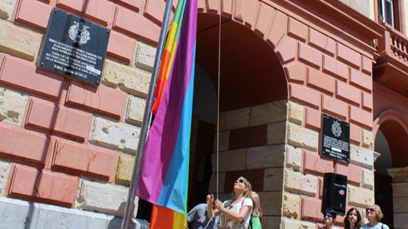 Askatasun eta Aniztasun Sexualaren aldeko bandera igo dute Untzagan