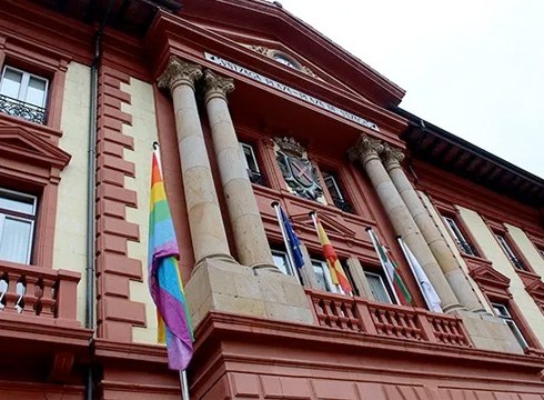 Askatasun eta Aniztasun Sexualaren Aldeko bandera igoko dute gaur eguerdian Untzaga plazan