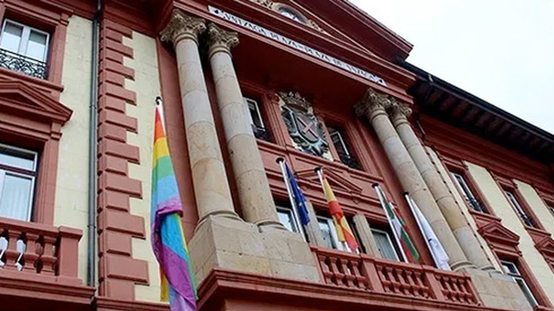 Askatasun eta Aniztasun Sexualaren Aldeko bandera igoko dute gaur eguerdian Untzaga plazan