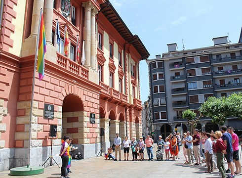 Askatasun eta Aniztasun Sexualaren nazioarteko eguna ospatzeko bandera igo dute Untzagan