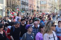 Aspaldiko manifestaziorik handiena egin da gaur eguerdian Eibarren