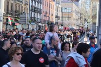 Aspaldiko manifestaziorik handiena egin da gaur eguerdian Eibarren