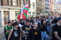 Aspaldiko manifestaziorik handiena egin da gaur eguerdian Eibarren