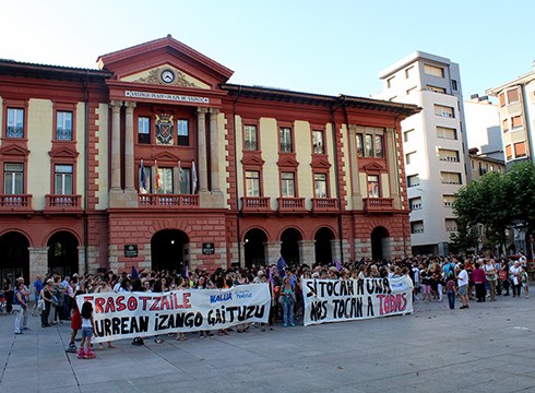Aspaldiko martxarik jendetsuena egin zen martitzenean indarkeria matxistaren kontra
