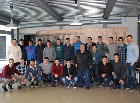 Aspeko pilotariak Eibarko Museora bisitan etorri dira