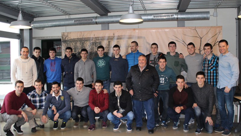 Aspeko pilotariak Eibarko Museora bisitan etorri dira