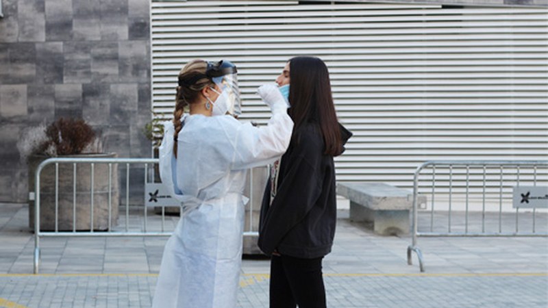 Asteburuan 31 positibo berri zenbatu dituzte Eibarren, 22 Ermuan eta 21 Elgoibarren