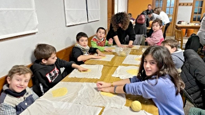 Asteburuan Lasturren izan dira Gurasoak Berbetan eta Ongietorri programetako familiak