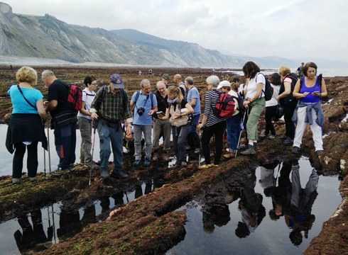 Asteburuko marea biziak aprobetxatuta marearteko zabalgunera bisita gidatuak antolatu dituzte