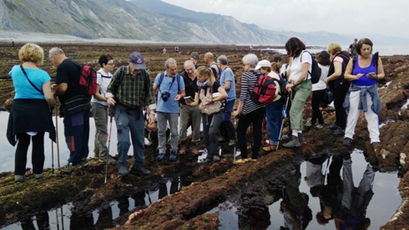 Asteburuko marea biziak aprobetxatuta marearteko zabalgunera bisita gidatuak antolatu dituzte