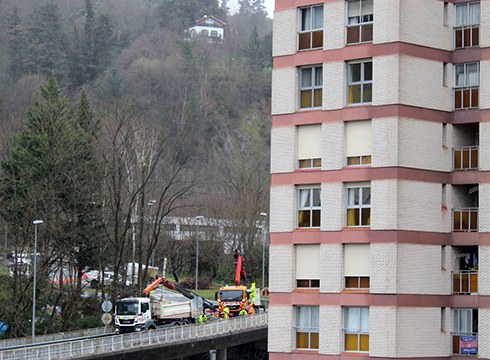 Astelehenean berriz itxiko dute saihesbidetik Estaziño kalerako sarbidea, inausketa lanak egiteko