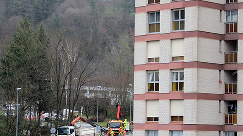 Astelehenean berriz itxiko dute saihesbidetik Estaziño kalerako sarbidea, inausketa lanak egiteko