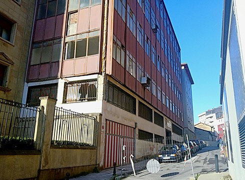 Astelehenean hasiko dira El Casco eraisten eta lanak prestatzeko itxi dute gaur kalea