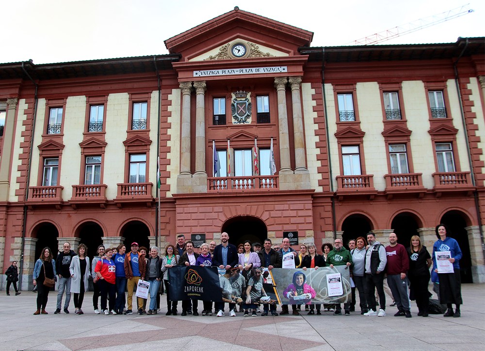 Astelehenean hasiko dira Zaporeak erronka solidariorako pardina dilistak biltzen