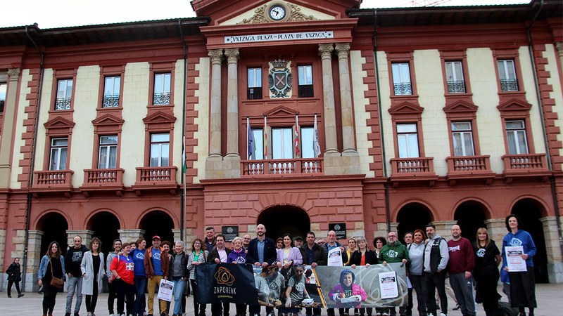 Astelehenean hasiko dira Zaporeak erronka solidariorako pardina dilistak biltzen