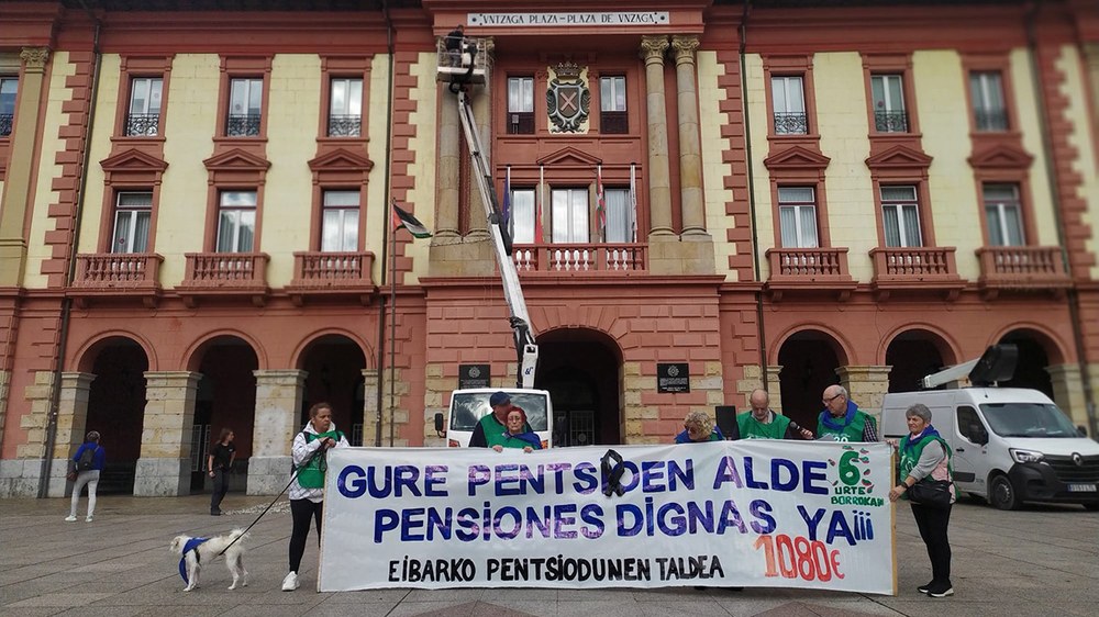 Asteleheneroko elkarretaratzea egin dute Eibarko pentsiodunek gaur eguerdian