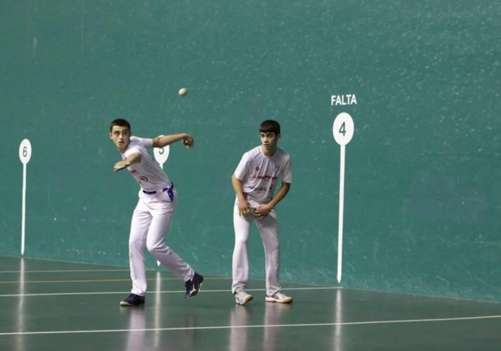 Astelena frontoiak Gipuzkoako eskuz-binakako eta paleta gomako txapelketako partiduak hartuko ditu asteburuan