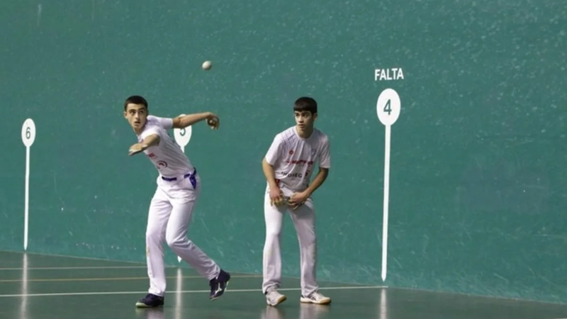 Astelena frontoiak Gipuzkoako eskuz-binakako eta paleta gomako txapelketako partiduak hartuko ditu asteburuan