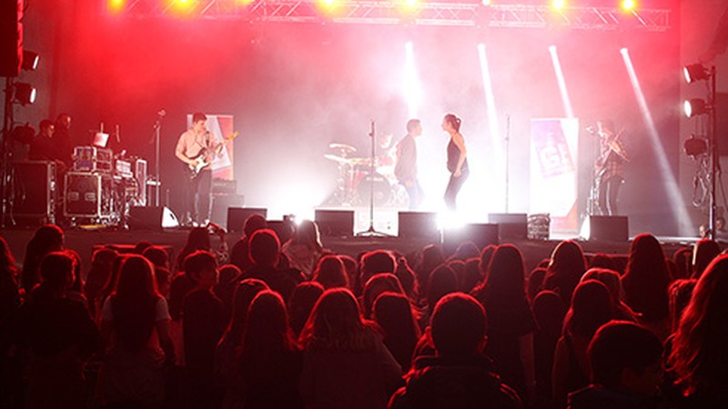 Astelena frontoiak jendez gainezka egin zuen zapatuan, Gipuzkoan Gazte Tour jaialdian