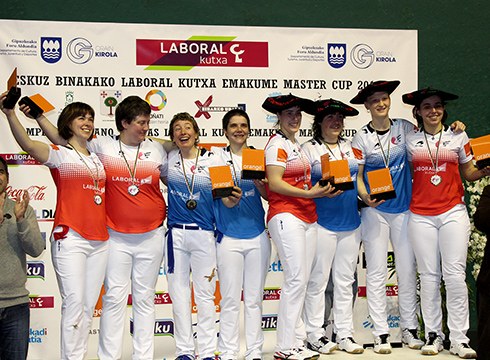 Astelena frontoiko harmailak jendez gainezka zeudela jokatu ziren Emakume Master Cup-eko finalak atzo