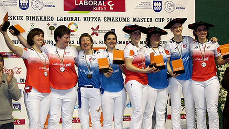 Astelena frontoiko harmailak jendez gainezka zeudela jokatu ziren Emakume Master Cup-eko finalak atzo