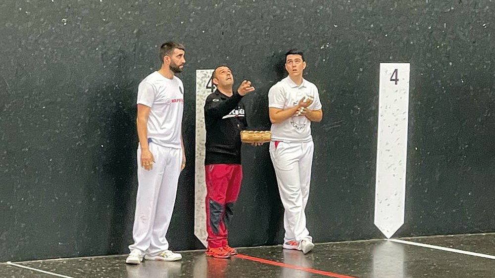 Astelenak kaiolaren barruko hiru partiduko jaialdia hartuko du bihar arratsaldean