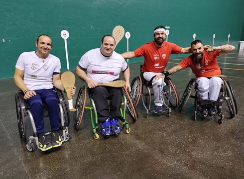 Astelenak pilota egokituaren Espainiako txapelketaren bigarren finaletako txartelak banatu zituen