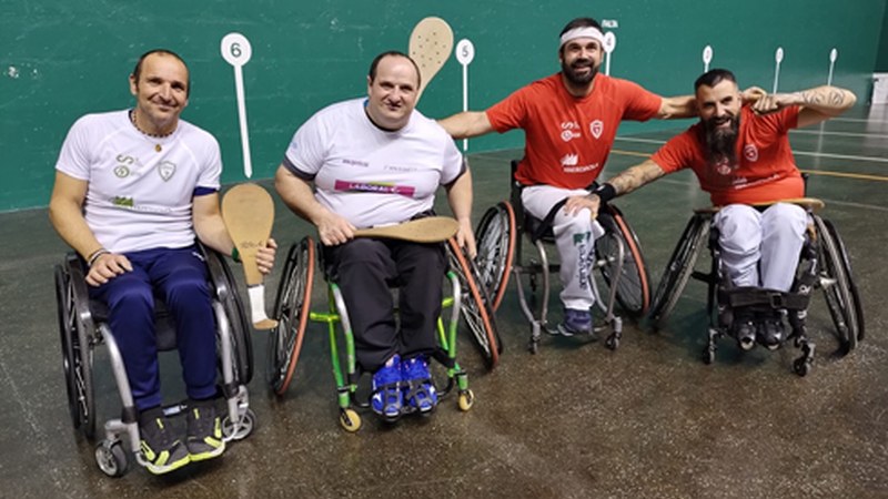 Astelenak pilota egokituaren Espainiako txapelketaren bigarren finaletako txartelak banatu zituen