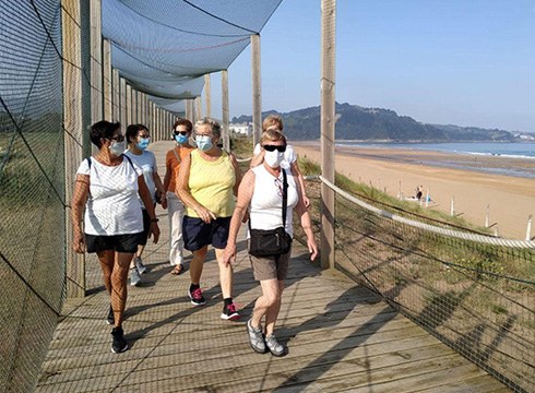 Astero ibilbide osasungarri bat antolatu du Debabarreneko AECC Minbiziaren aurkako Elkarteak