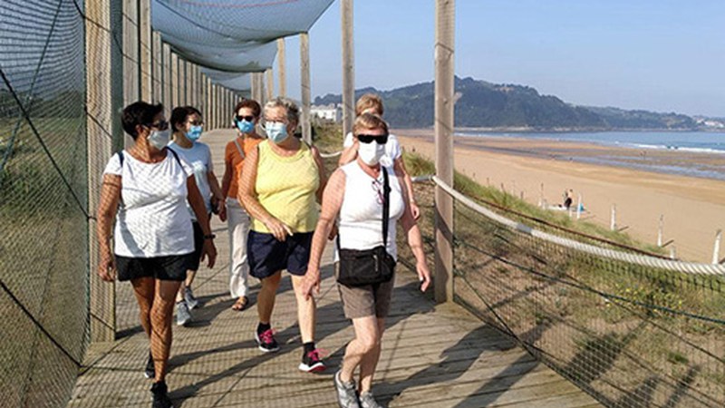 Astero ibilbide osasungarri bat antolatu du Debabarreneko AECC Minbiziaren aurkako Elkarteak