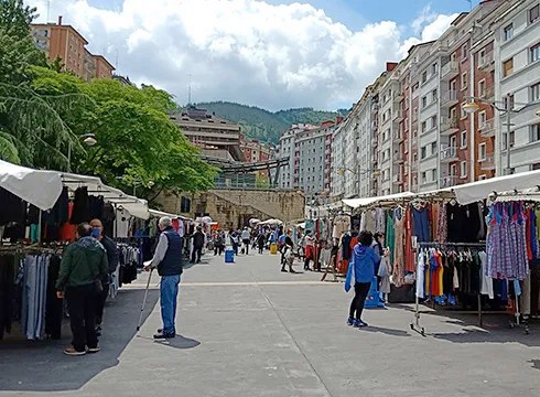 Asteroko merkatu txikiak, gaur, Urkizun eta erdigunean