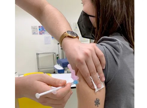 AstraZenecaren lehen dosia jaso dutenei Pfizerren txertoa jarriko diete pauta osatzeko