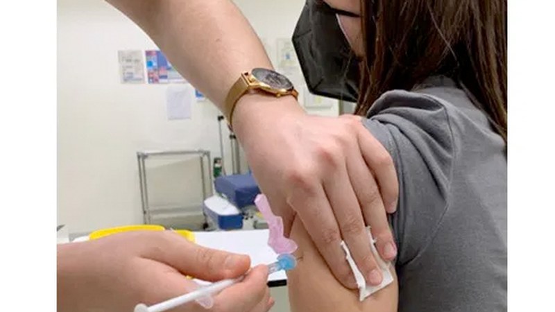 AstraZenecaren lehen dosia jaso dutenei Pfizerren txertoa jarriko diete pauta osatzeko