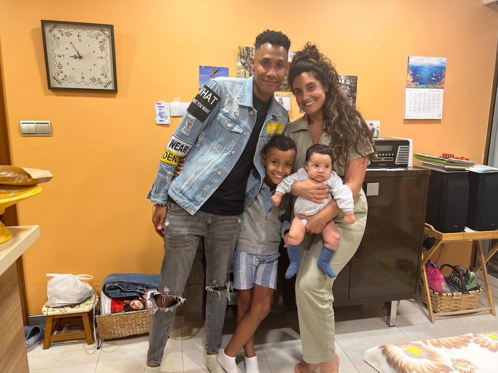 Ateak zabalik oporrak bakean pasatzeko