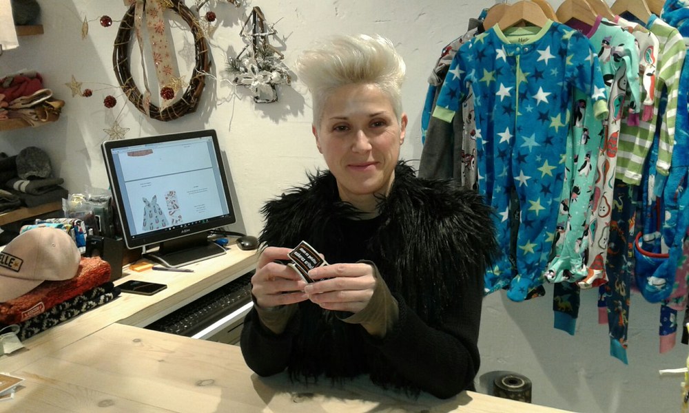 "Atean ez gelditu, euskaraz aritu!" lelodun pegatinak dendetan