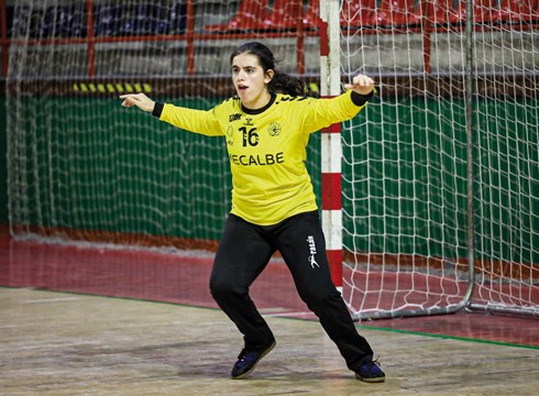 Atearen aurrean asmatu ez izanak galtzera kondenatu zien Eibar Eskubaloiko talde nagusiei