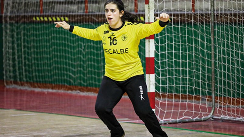 Atearen aurrean asmatu ez izanak galtzera kondenatu zien Eibar Eskubaloiko talde nagusiei