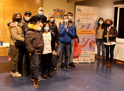 Atzegi elkartearen sentsibilizazio kanpaina berria aurkeztu dute Eibarko Txolartean