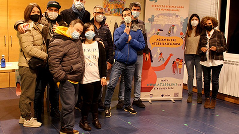 Atzegi elkartearen sentsibilizazio kanpaina berria aurkeztu dute Eibarko Txolartean