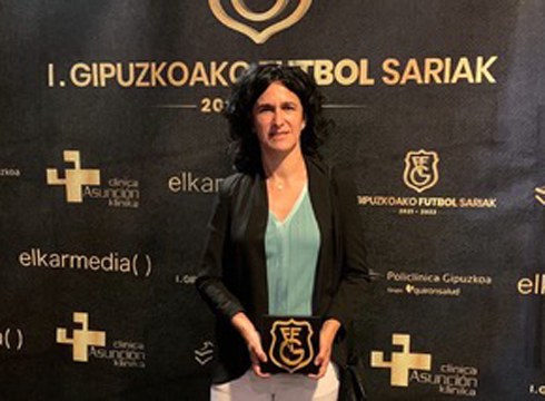 [ATZERA BEGIRA] Arantza Matak “Emakumezkoen Futbolaren Aitzindariak” saria jaso zuen Tolosan