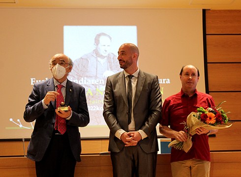 [ATZERA BEGIRA] Udalak eta Euskaltzaindiak Juan San Martin omendu dute, bere jaiotzaren mendeurrenean