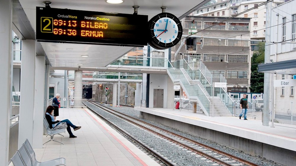 Atzerapen handiak Euskotrenen zuhaitz bat trenbidean jausi ondoren