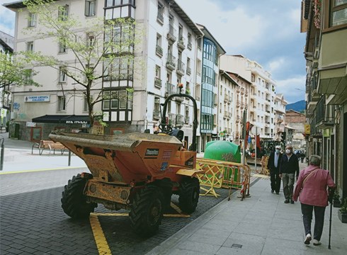 Atzo hasi ziren Errebal kaletik Arikitzako bidegurutzerainoko urbanizazio-lanak