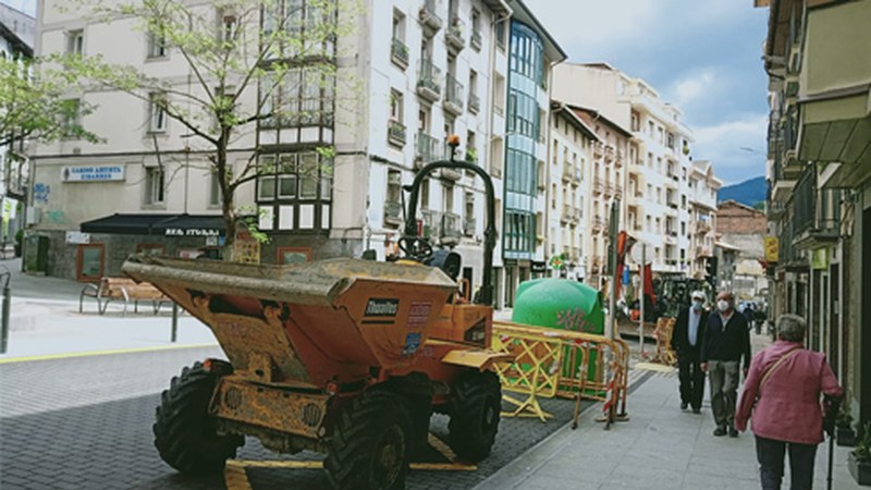 Atzo hasi ziren Errebal kaletik Arikitzako bidegurutzerainoko urbanizazio-lanak