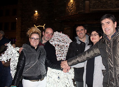 Atzo hasi zituzten gabonak herriko merkatariek, argiak piztearekin batera