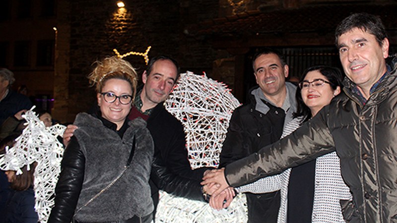 Atzo hasi zituzten gabonak herriko merkatariek, argiak piztearekin batera